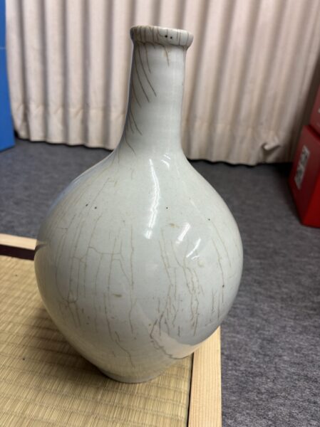 李朝白磁を思わせる白磁瓶を買取。朝鮮陶磁・高麗青磁も査定。